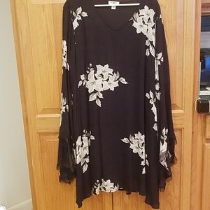 Cato, size 22/24 tunic... large bell sleeves